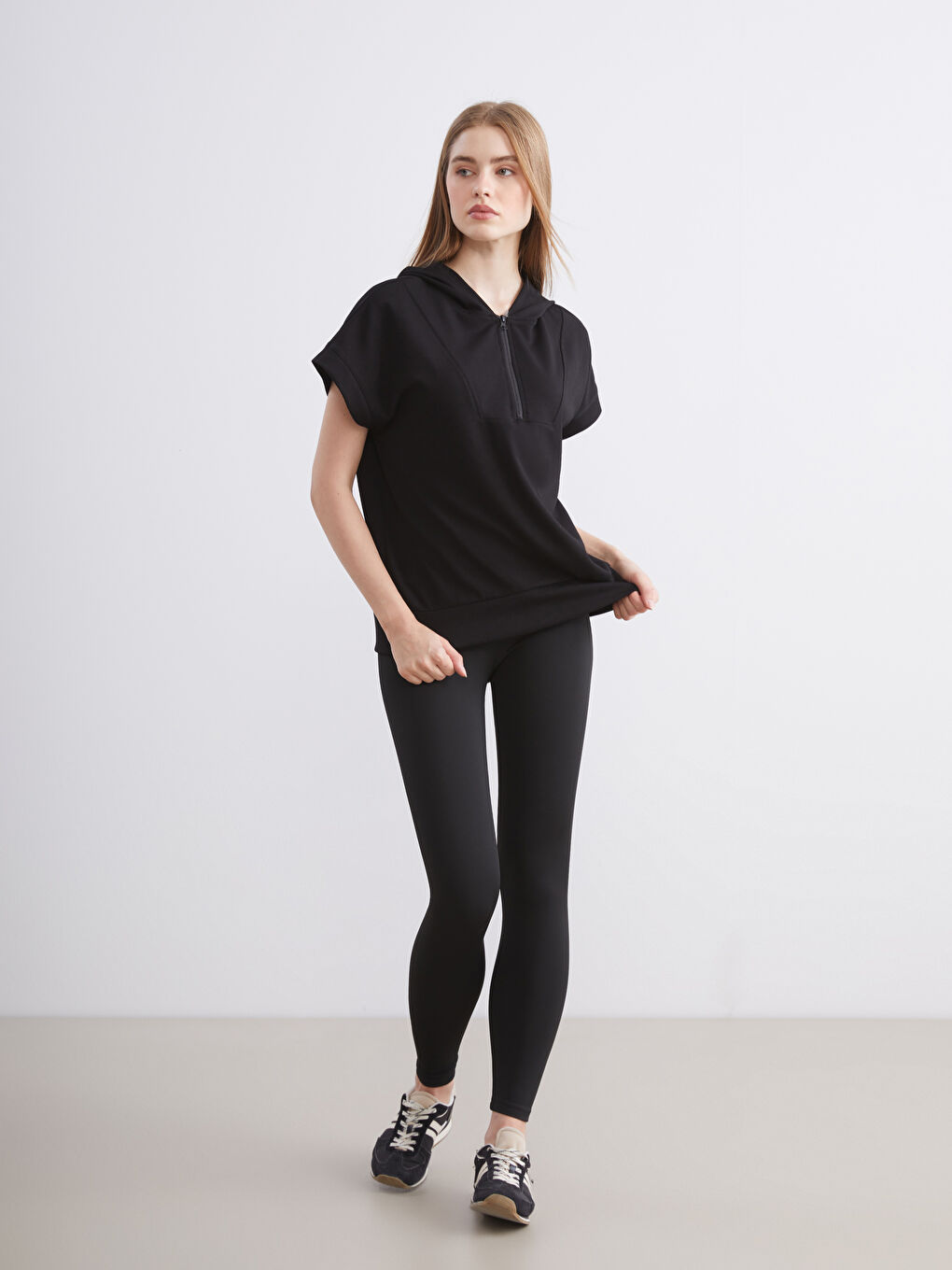 Siyah Fermuarlı Yaka Kadın Hoodie-1