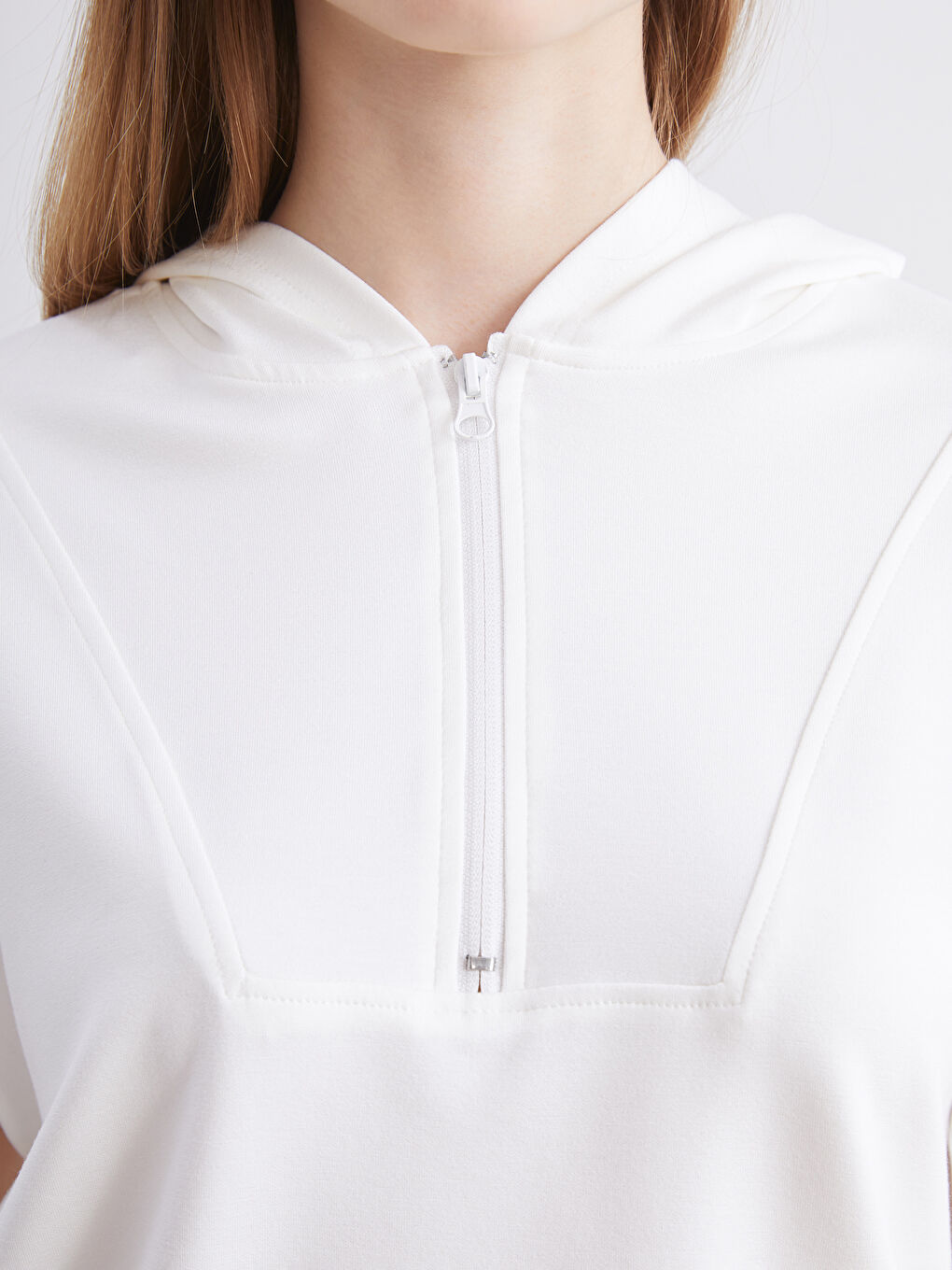 Beyaz Fermuarlı Yaka Kadın Hoodie-2