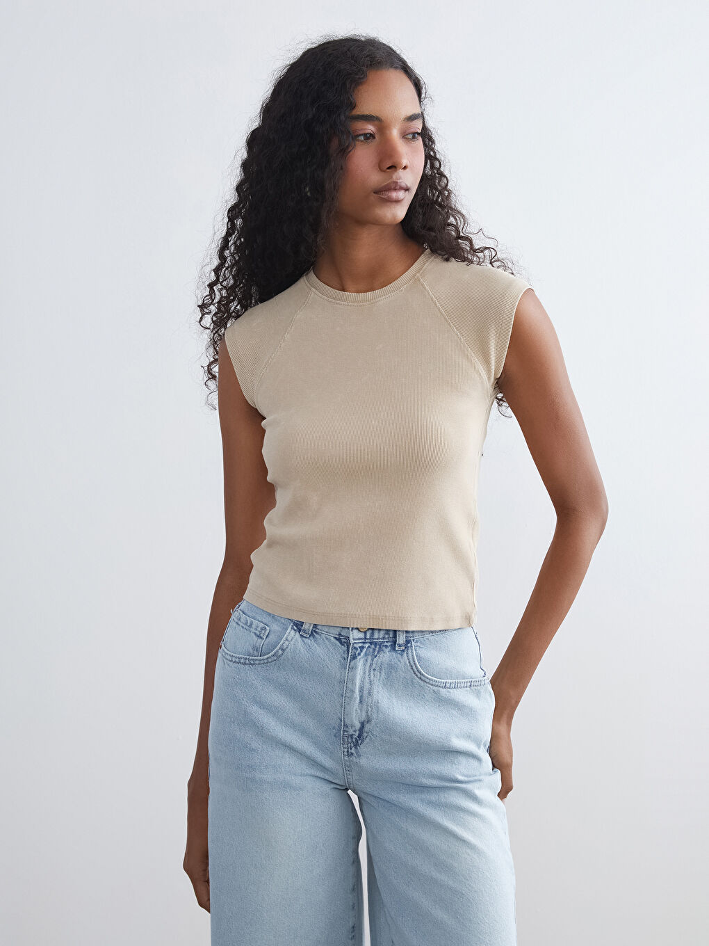 Bej Bisiklet Yaka Kadın Tişört