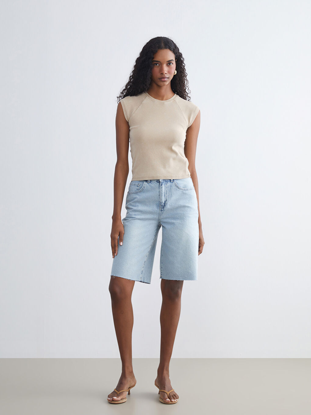 Bej Bisiklet Yaka Kadın Tişört-1