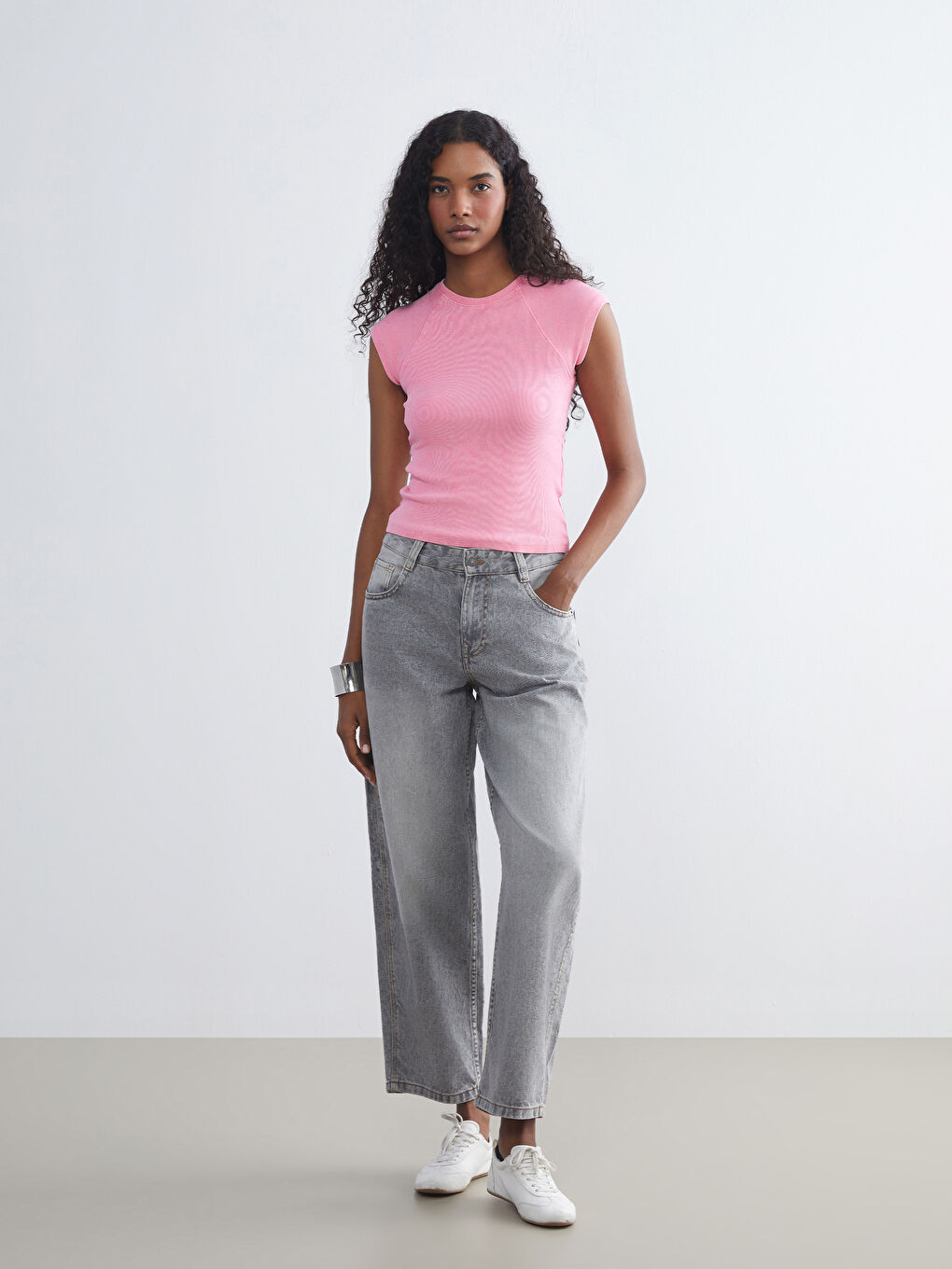 تي شيرت نسائي بياقة دائرية-1