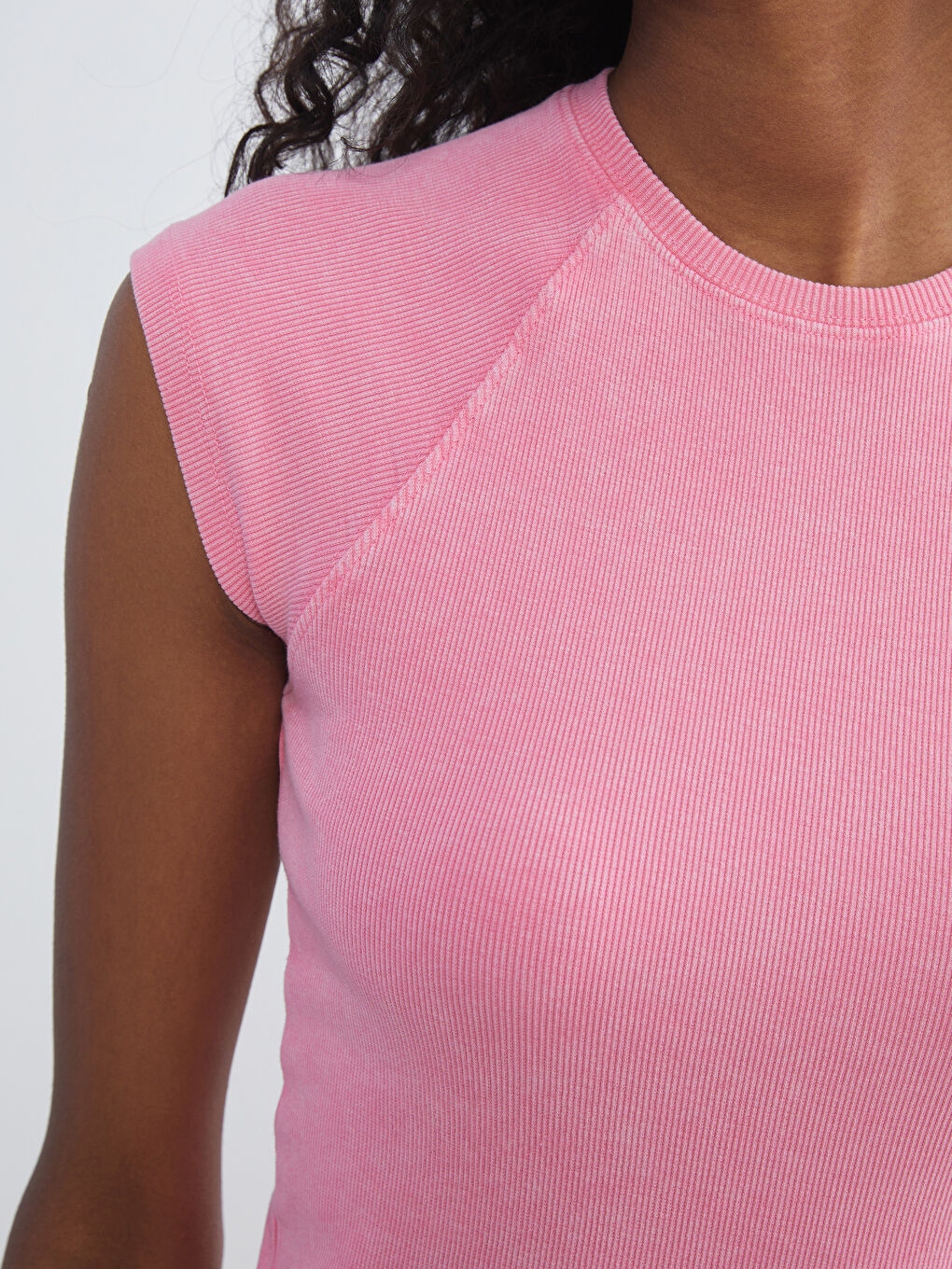 تي شيرت نسائي بياقة دائرية-2