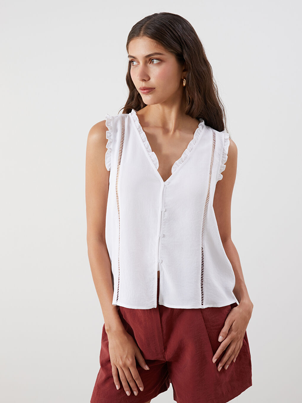 Beyaz V Yaka Fırfırlı Bluz