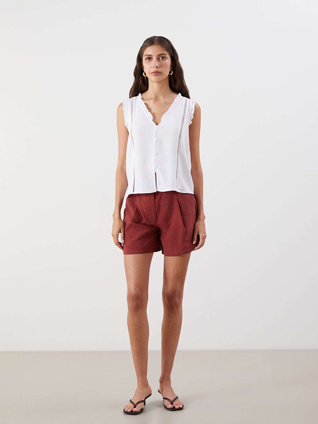 Beyaz V Yaka Fırfırlı Bluz-1