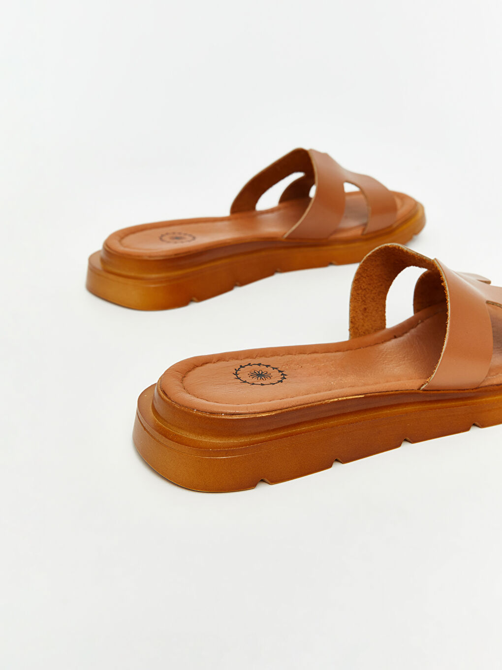 Bej Çapraz Bantlı Kadın Terlik-4