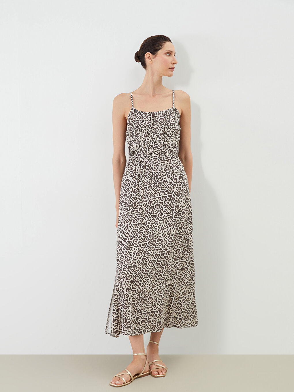 Kahverengi U Yaka Leopar Desenli Askılı Büzgülü Elbise-1