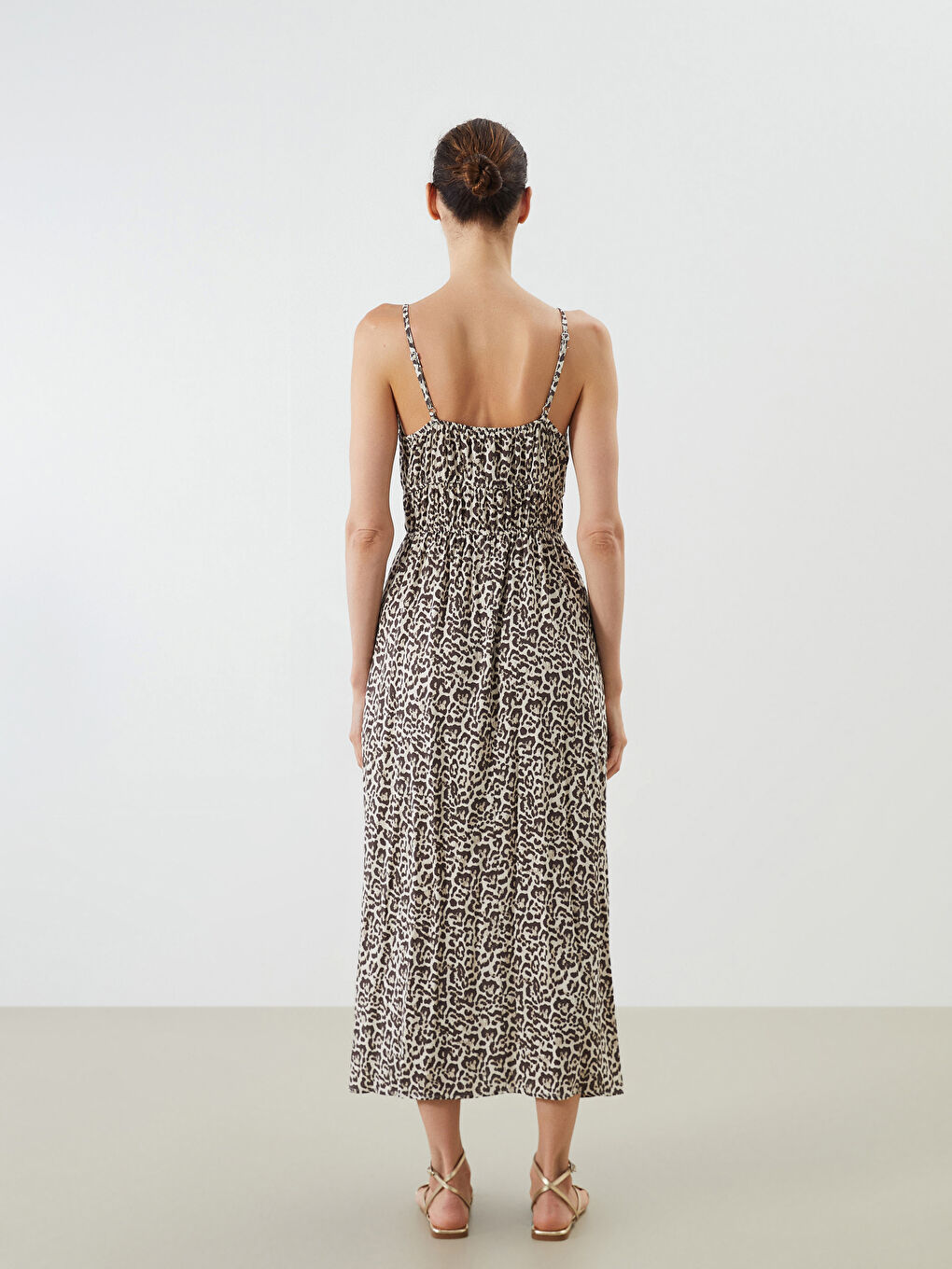 Kahverengi U Yaka Leopar Desenli Askılı Büzgülü Elbise-3