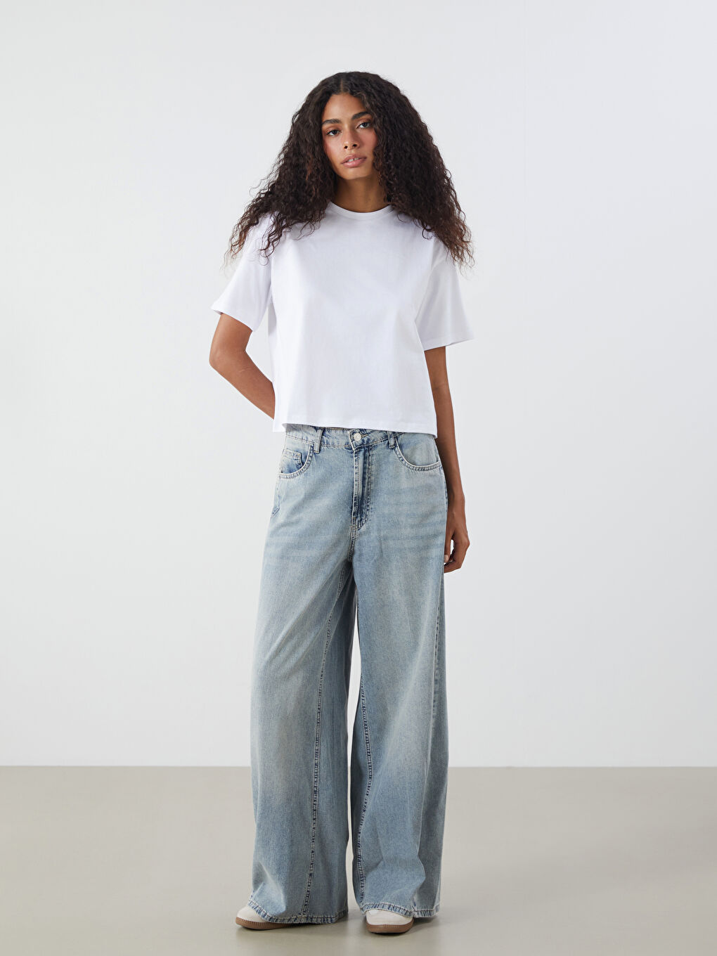 Beyaz Bisiklet Yaka Oversize Kadın Tişört-1