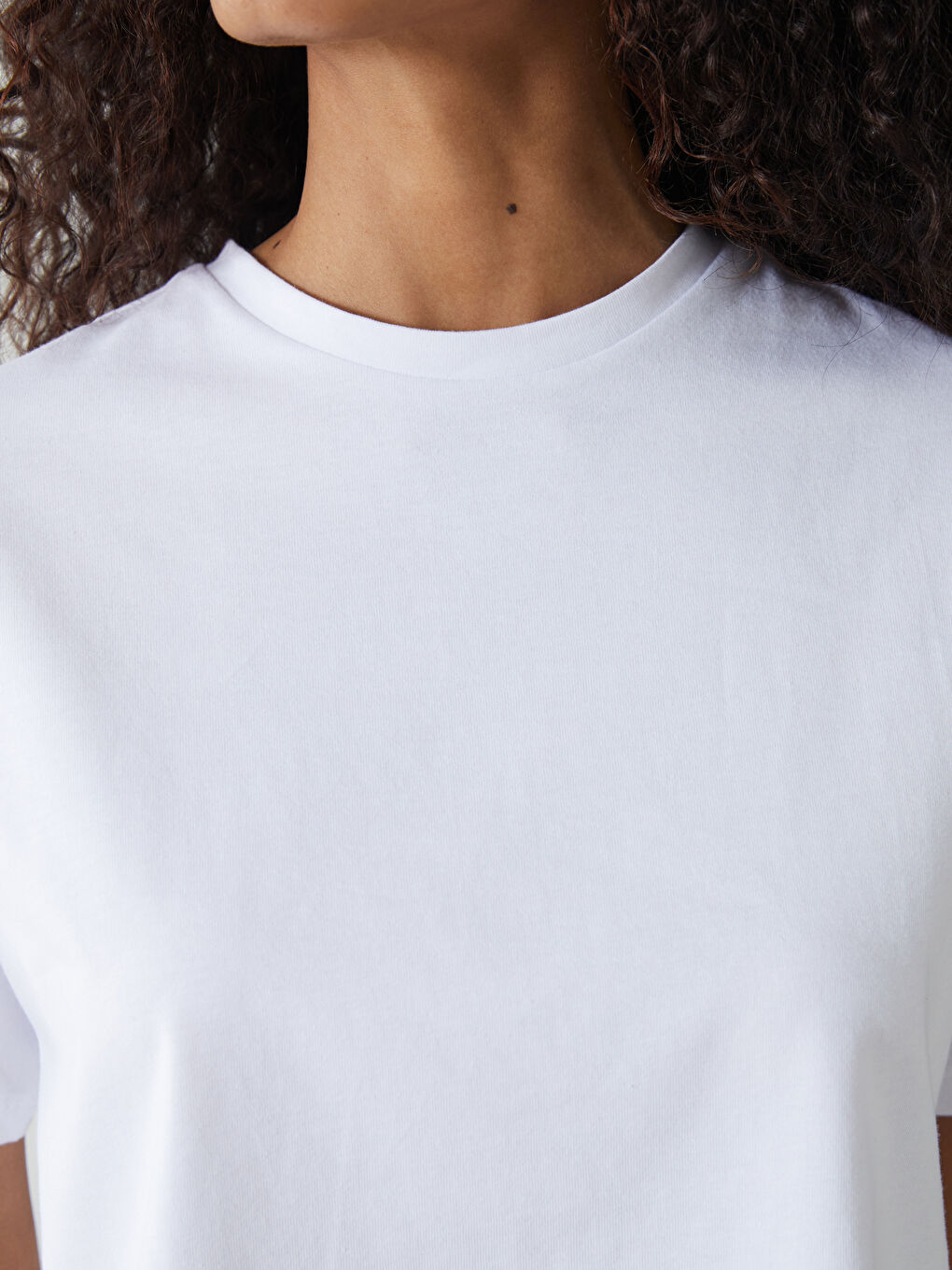 Beyaz Bisiklet Yaka Oversize Kadın Tişört-2