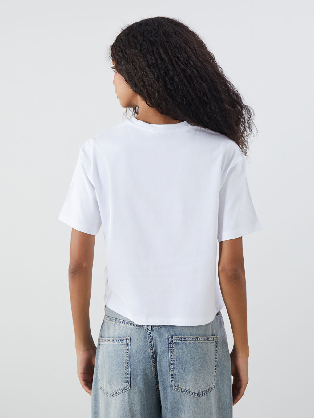 Beyaz Bisiklet Yaka Oversize Kadın Tişört-3