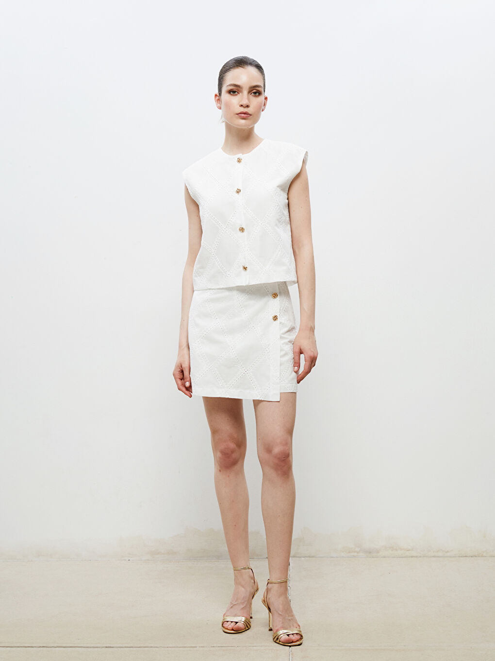 Beyaz Bisiklet Yaka Ajurlu Brode Kadın Klasik Yelek-1