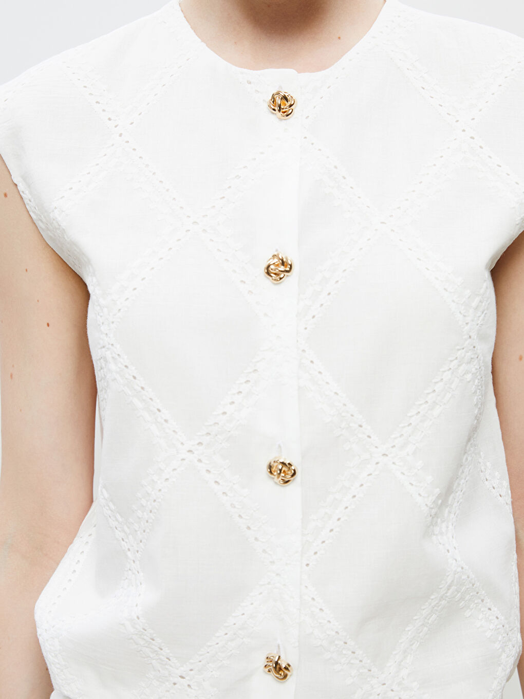 Beyaz Bisiklet Yaka Ajurlu Brode Kadın Klasik Yelek-2