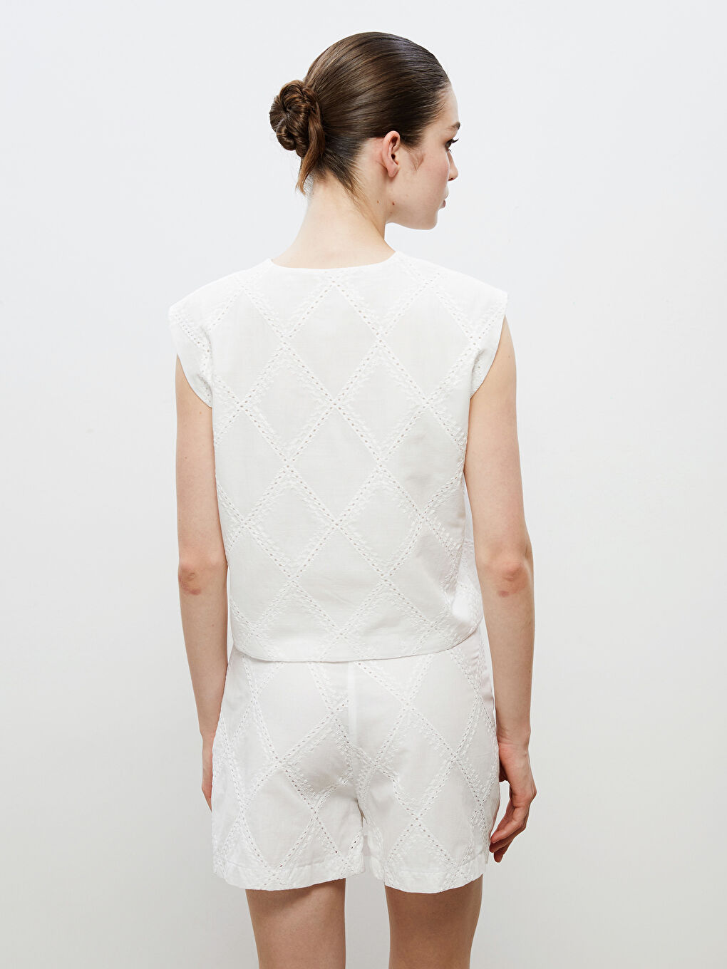 Beyaz Bisiklet Yaka Ajurlu Brode Kadın Klasik Yelek-3