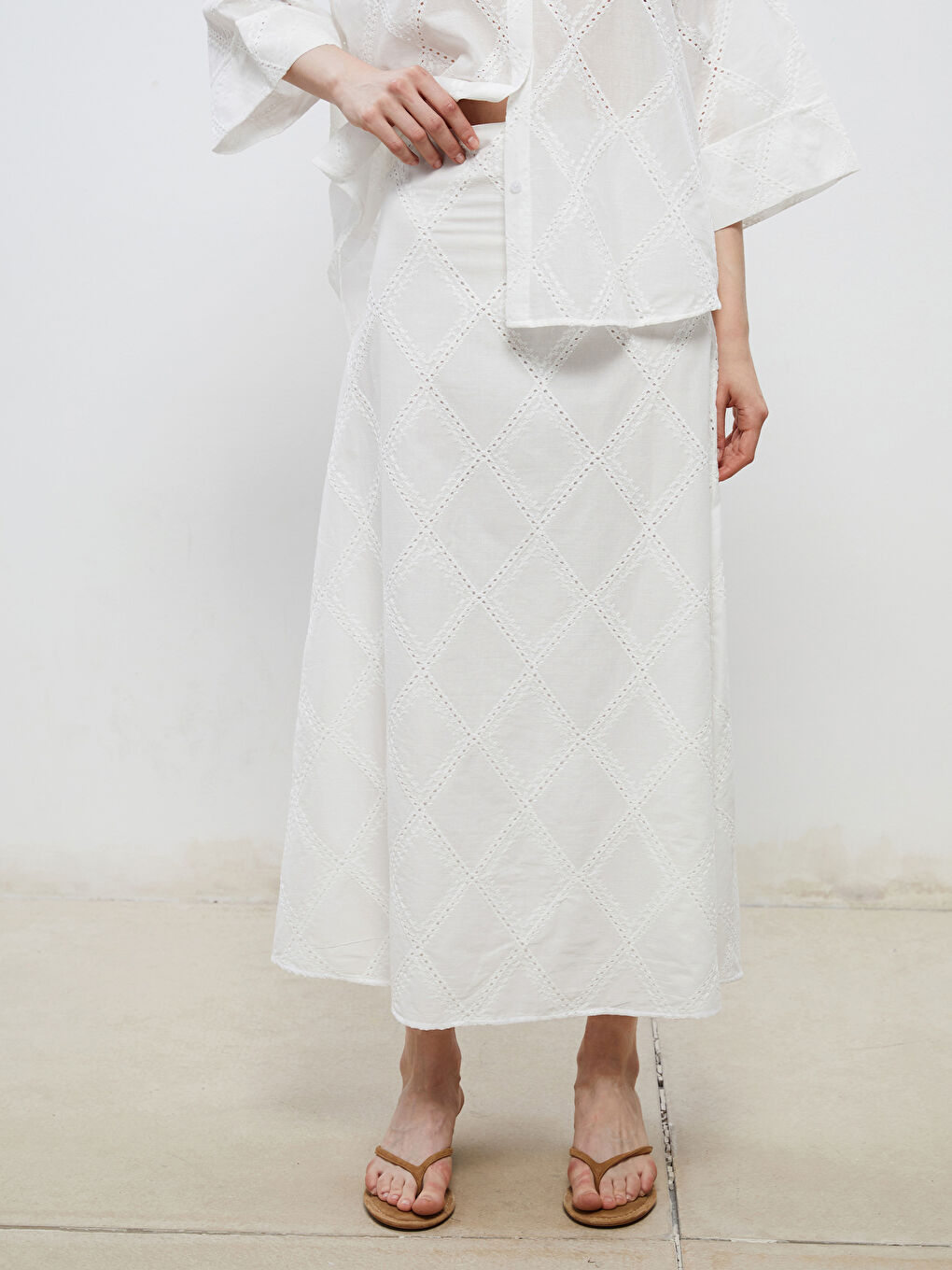 Beyaz Standart Fit Ajurlu A Kesim Brode Etek-1