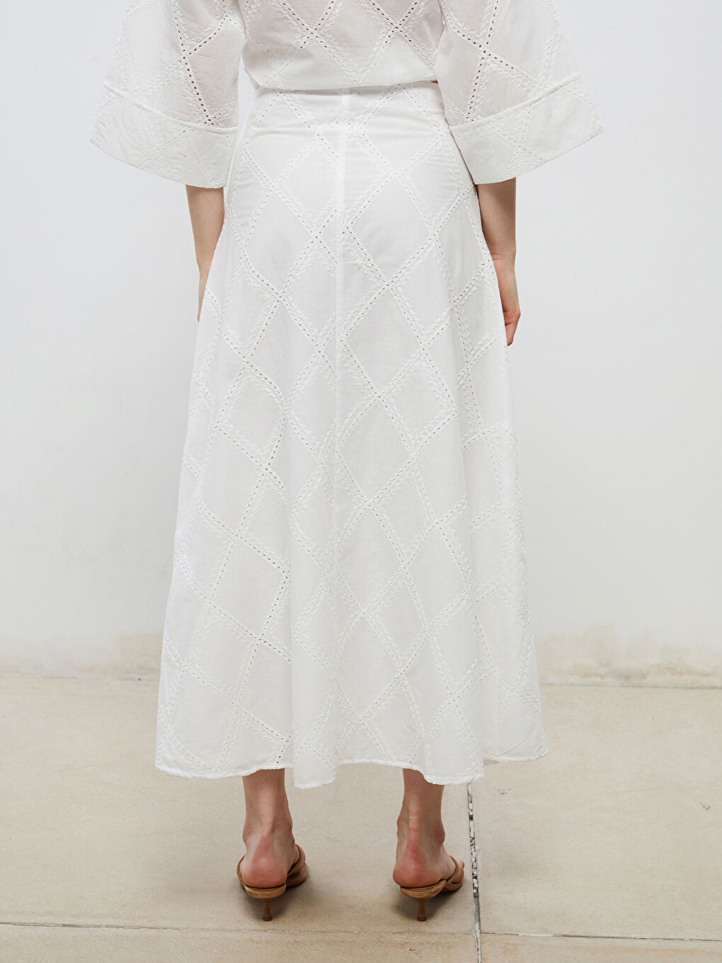 Beyaz Standart Fit Ajurlu A Kesim Brode Etek-3