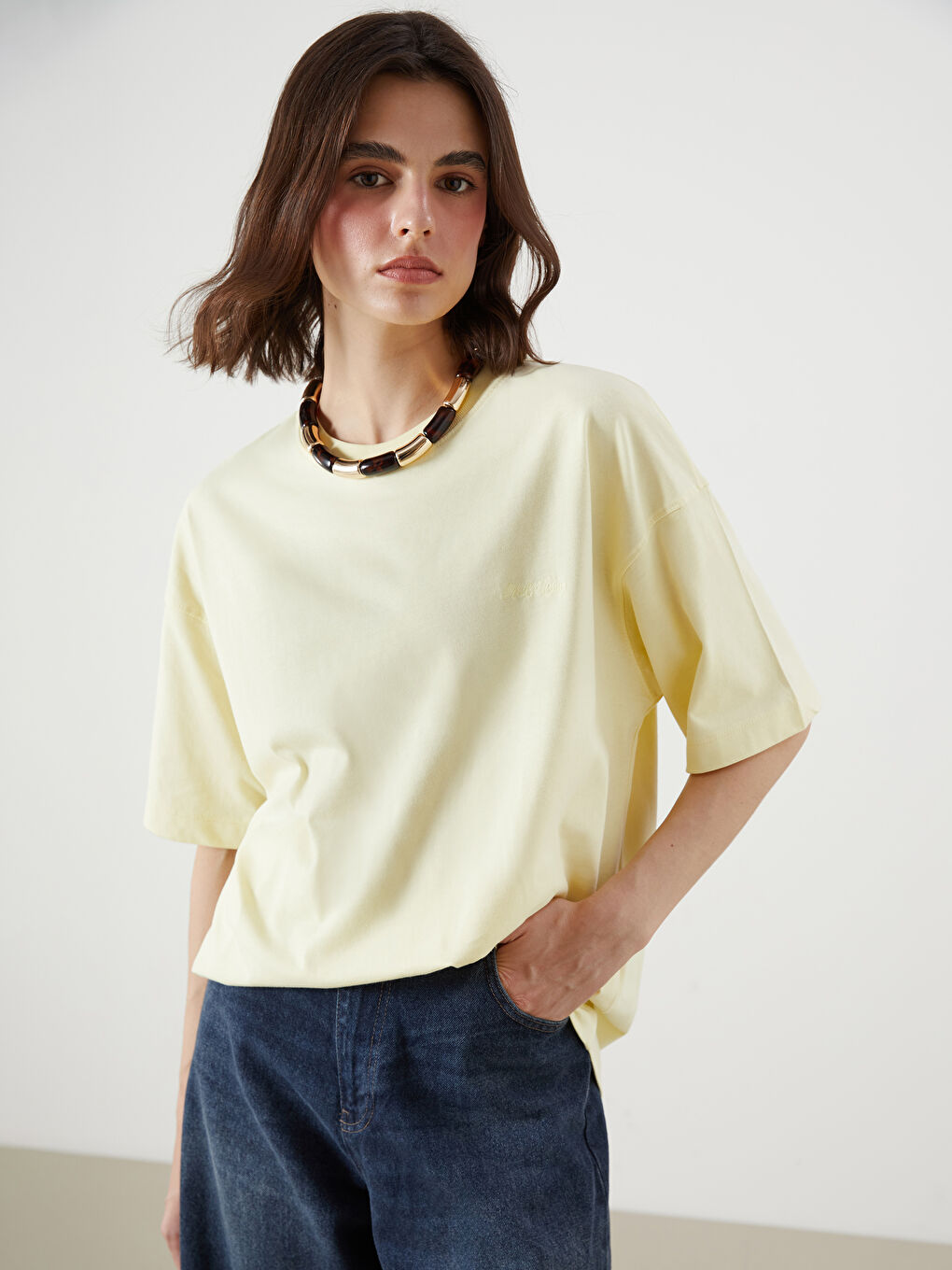 Sarı Bisiklet Yaka Nakışlı Oversize Kadın Tişört-1