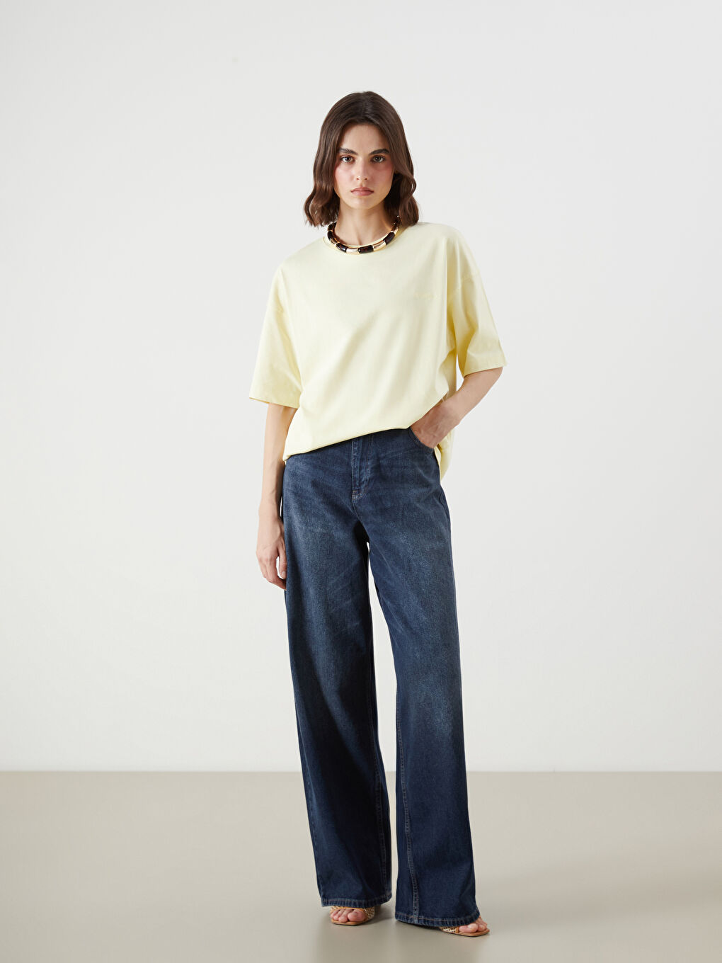 Sarı Bisiklet Yaka Nakışlı Oversize Kadın Tişört-2