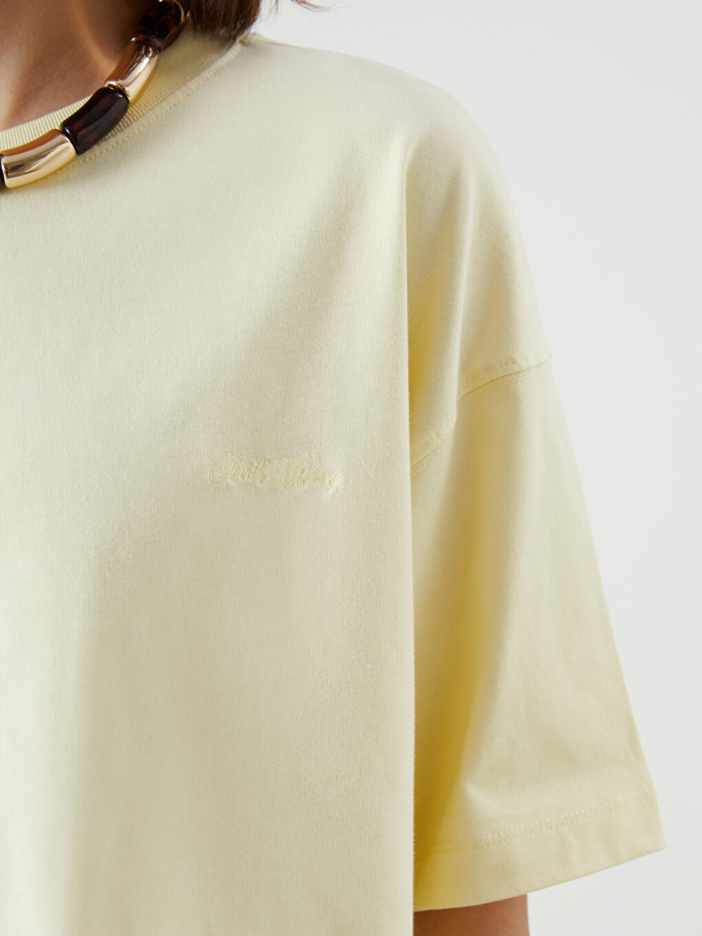 Sarı Bisiklet Yaka Nakışlı Oversize Kadın Tişört-4