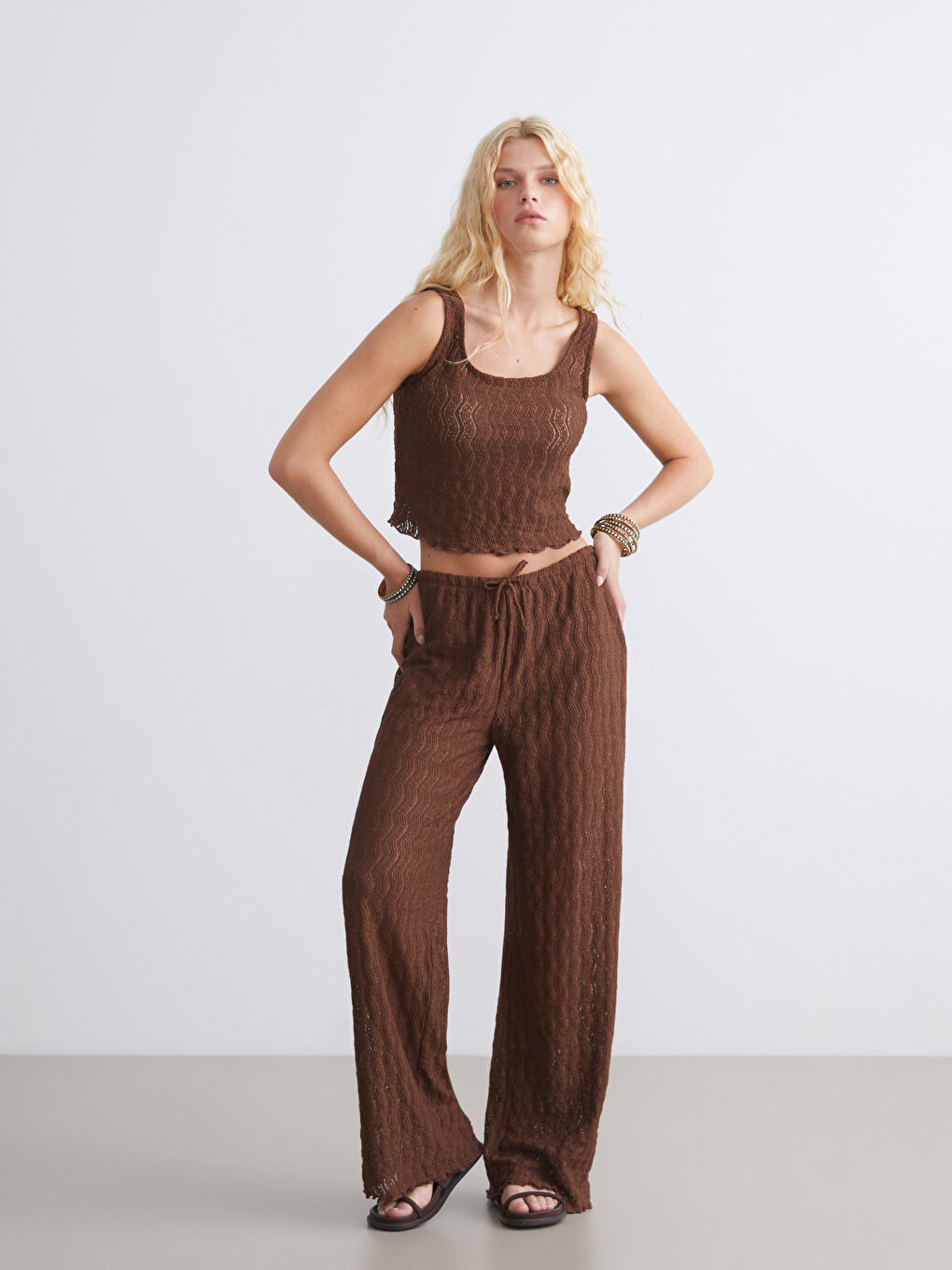 قميص قصير بنسيج وياقة على شكل حرف U-3