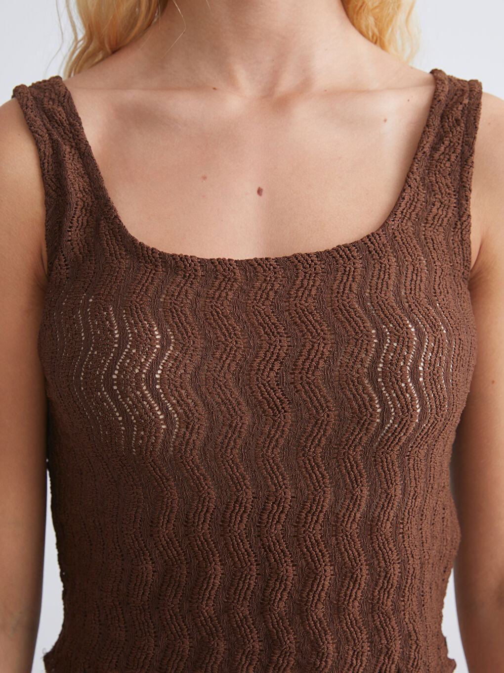 قميص قصير بنسيج وياقة على شكل حرف U-5