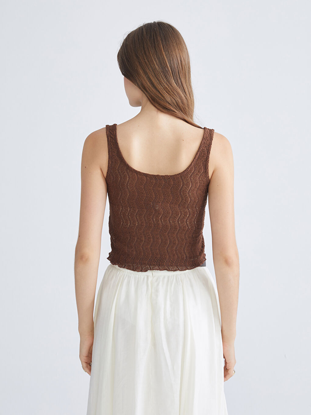 قميص قصير بنسيج وياقة على شكل حرف U-6