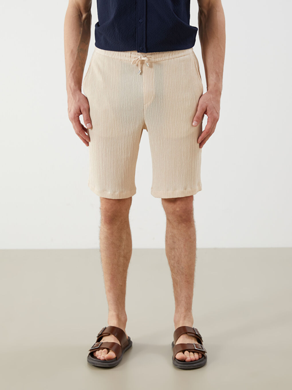 Bej Regular Fit Dokulu Erkek Şort-1