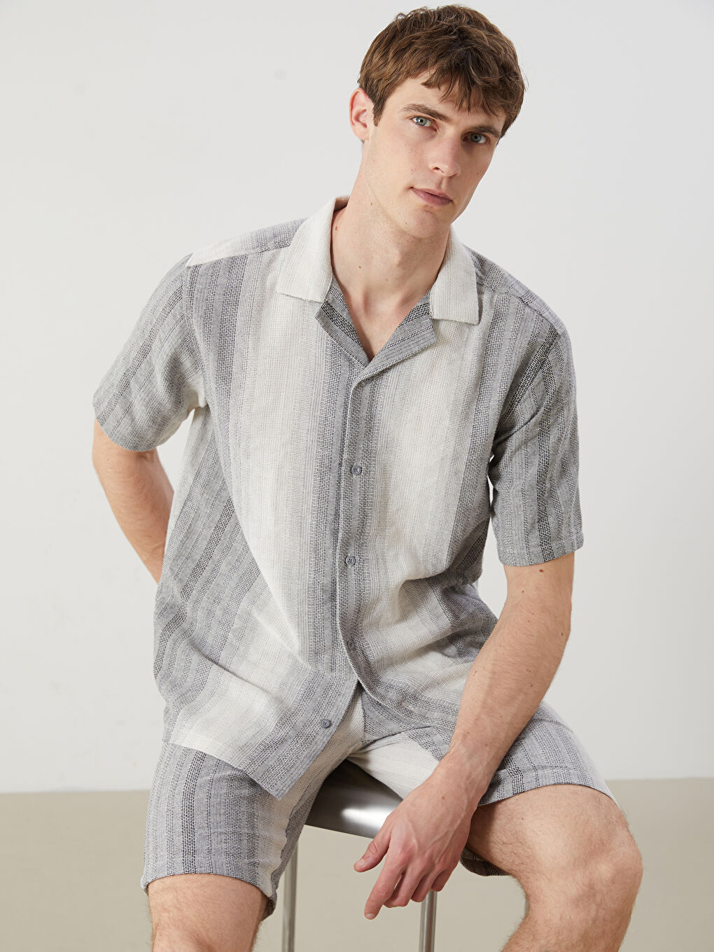 Gri Regular Fit Kısa Kollu Çizgili Erkek Gömlek
