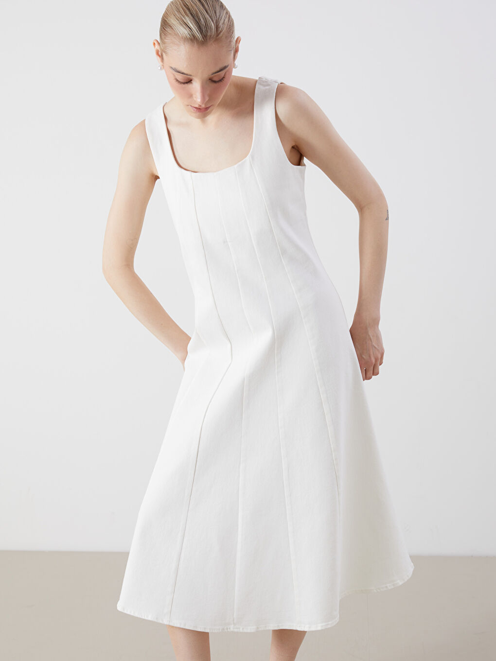 Beyaz Kare Yaka A Kesim Mini Jean Elbise-1