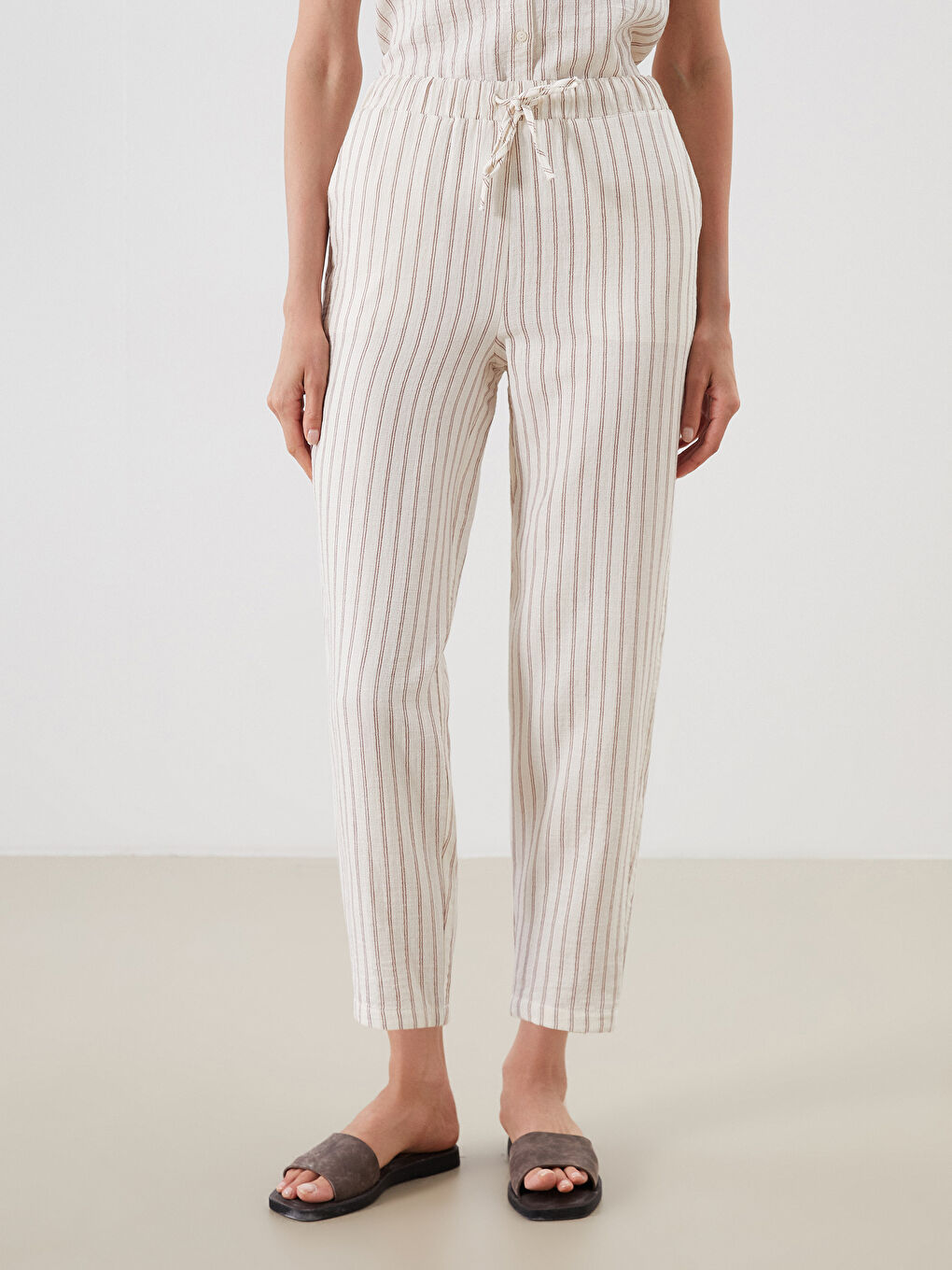 LCWAIKIKI Classic Elastic Waist Carrot Fit Striped Women's Trousers -S5QV71Z8-LEW