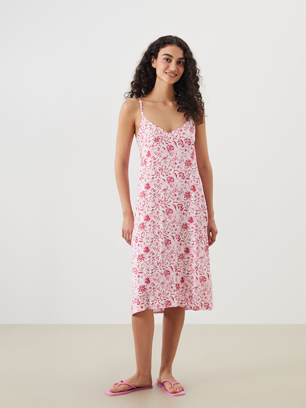 Ekru V Yaka Çiçekli Askılı Kadın Gecelik-1