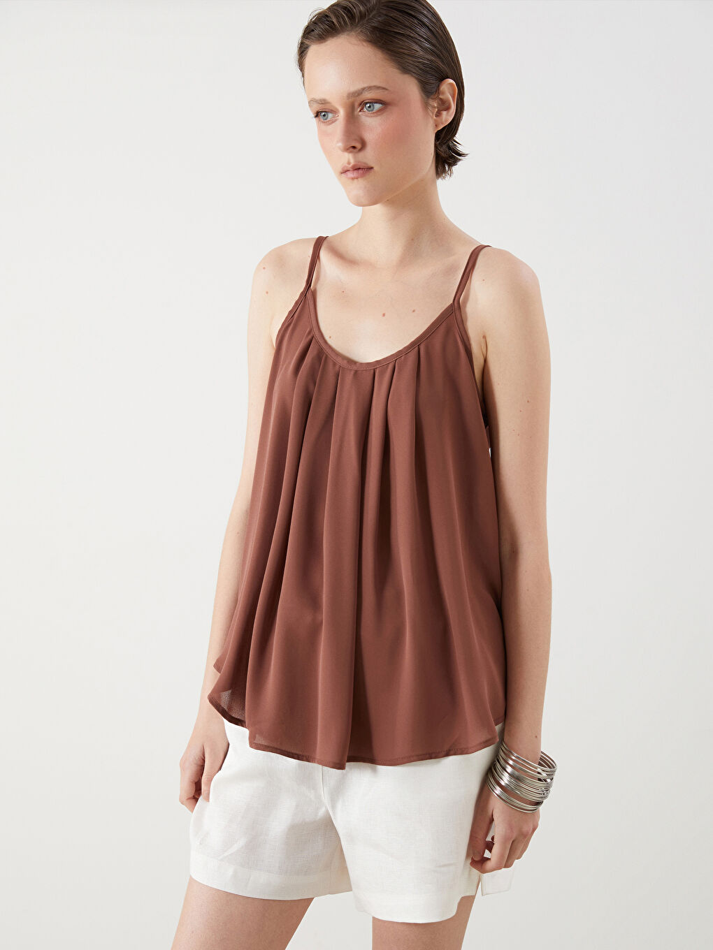 U мойын бүрмелі баулы блузка