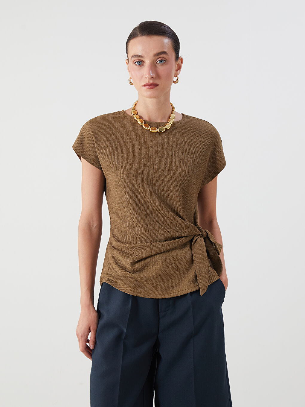 Haki Bisiklet Yaka Dokulu Fiyonklu Bluz