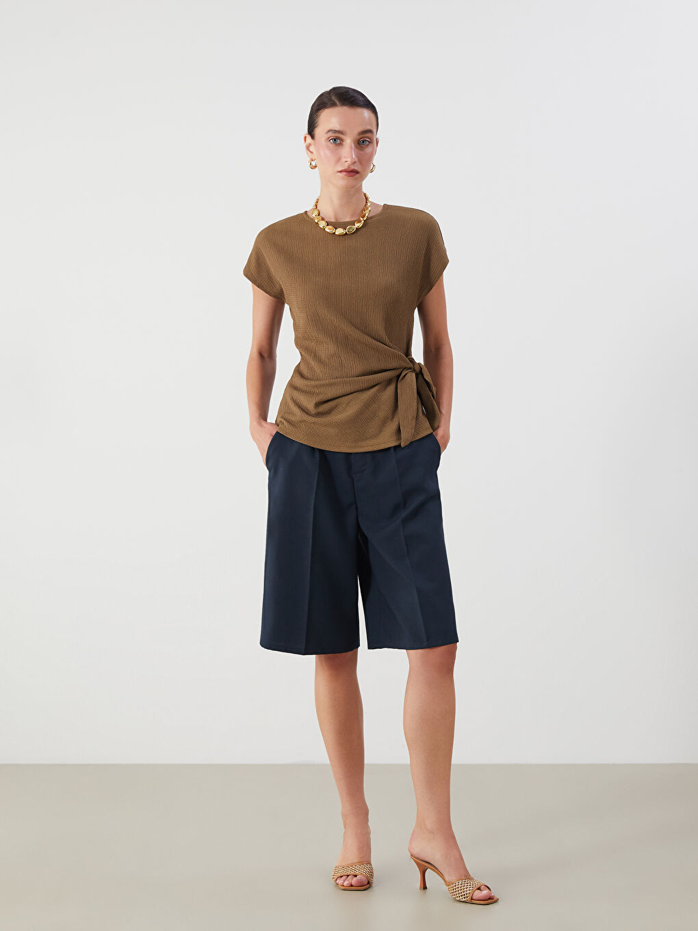 Haki Bisiklet Yaka Dokulu Fiyonklu Bluz-1