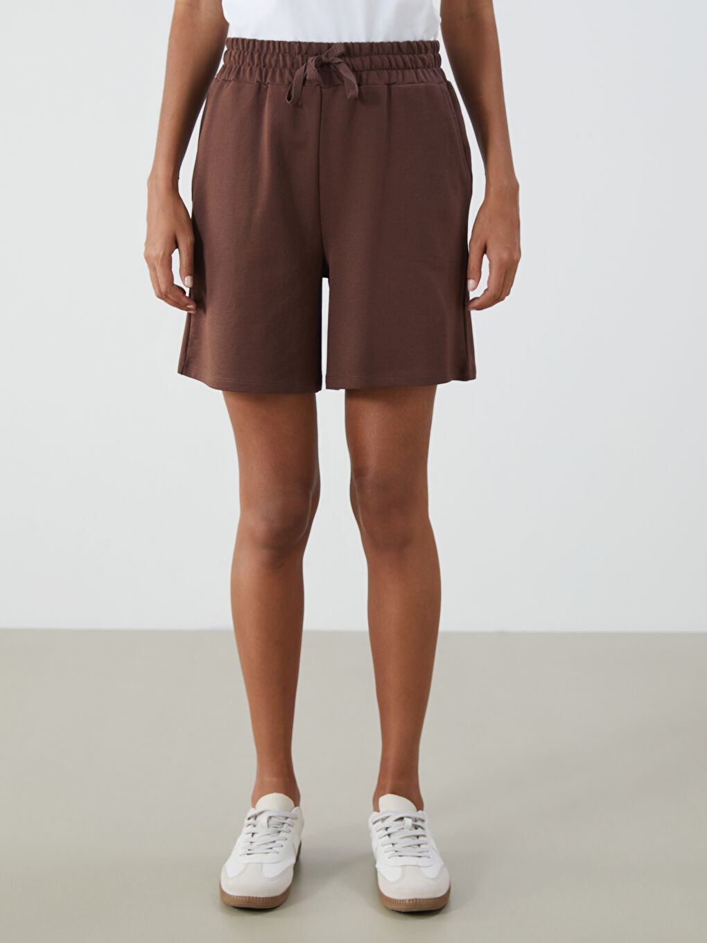 Kahverengi Beli Lastikli Kadın Şort-1