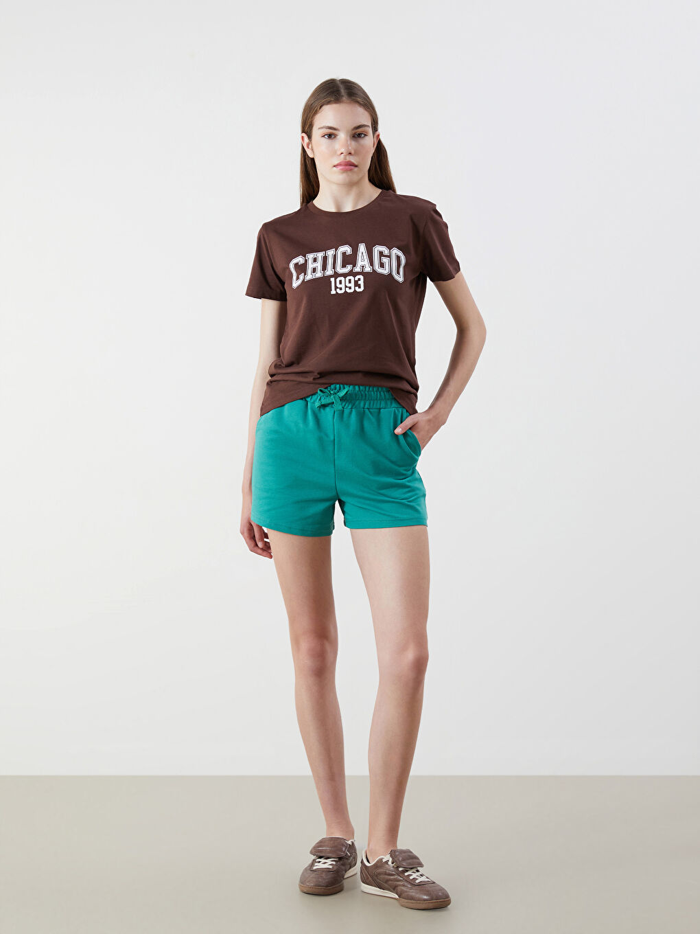 تي شيرت مطبوع شيكاغو بياقة دائرية للسيدات-1