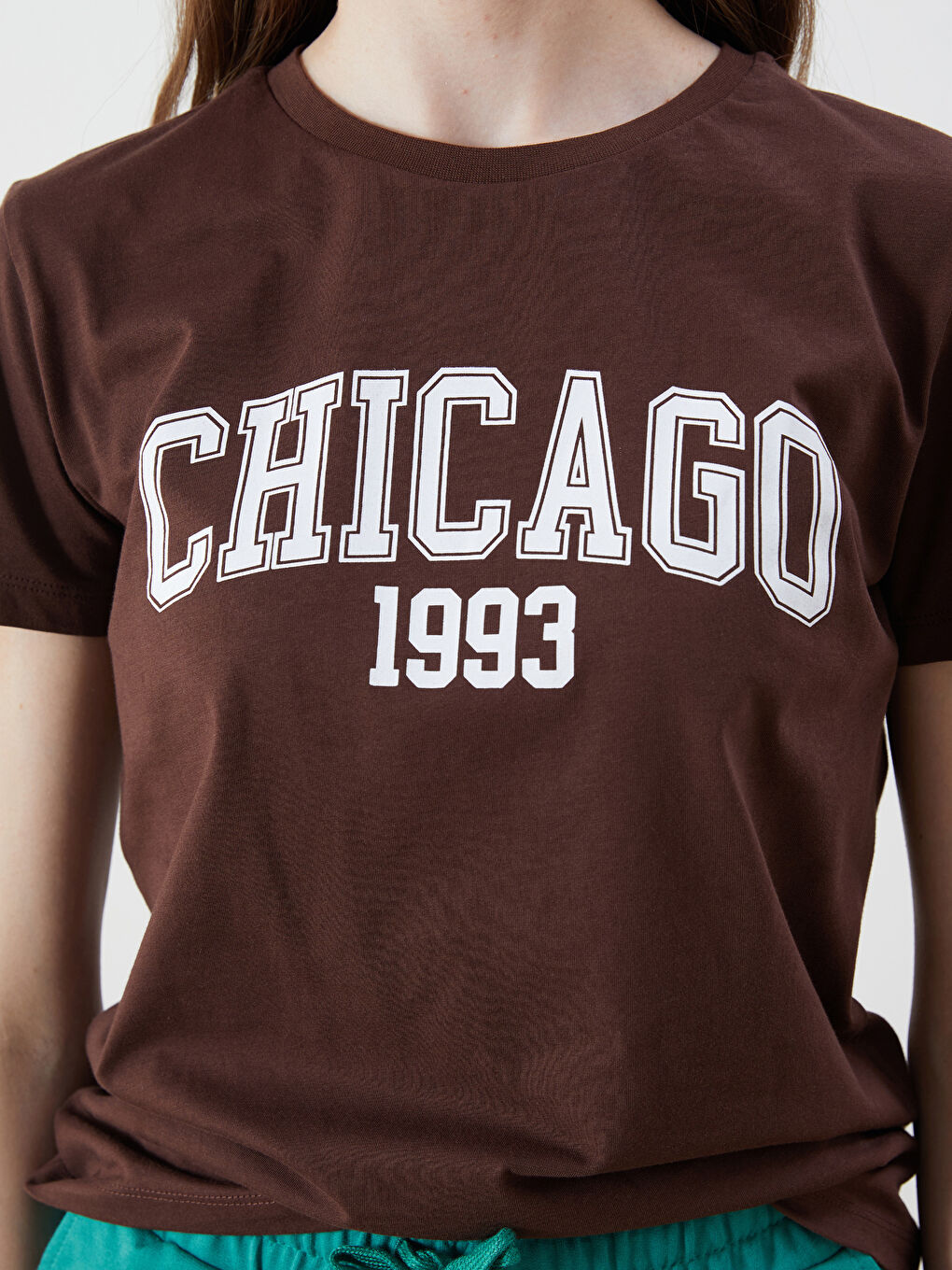تي شيرت مطبوع شيكاغو بياقة دائرية للسيدات-2