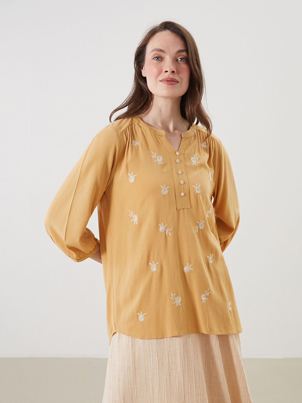 Sarı Kaçık Yaka Çiçek Nakışlı Bluz