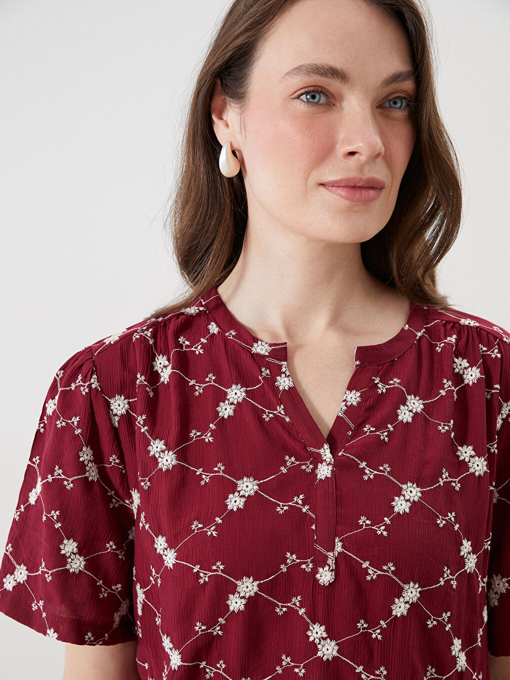 Bordo Kaçık Yaka Çiçek Nakışlı Bluz-2