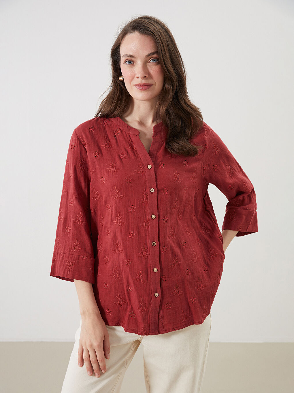 بلوزة نسائية بياقة فضفاضة وتطريز مخرم