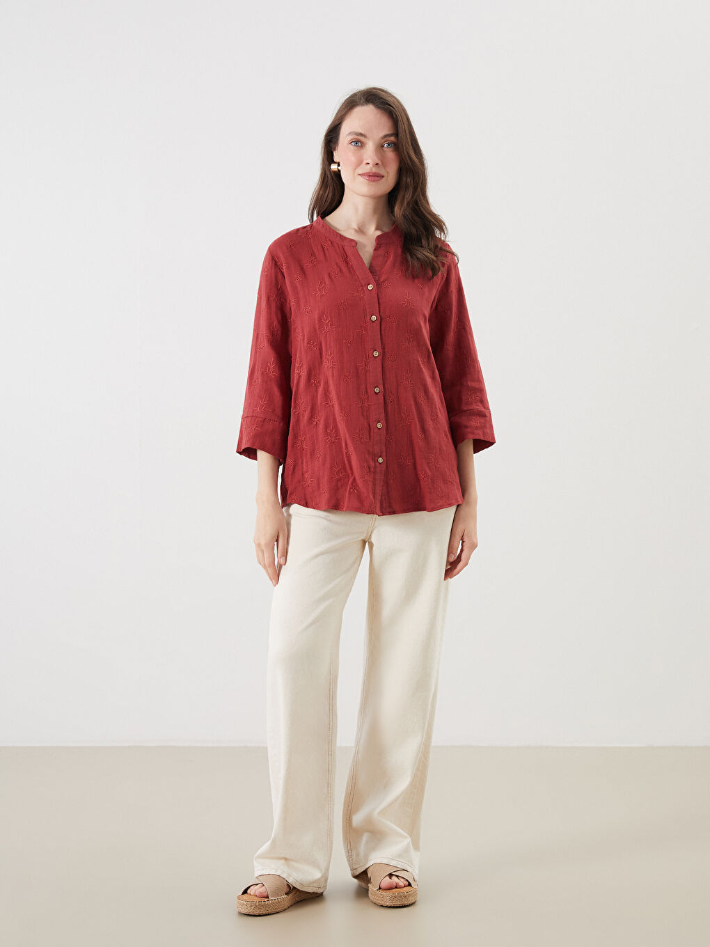 بلوزة نسائية بياقة فضفاضة وتطريز مخرم-1