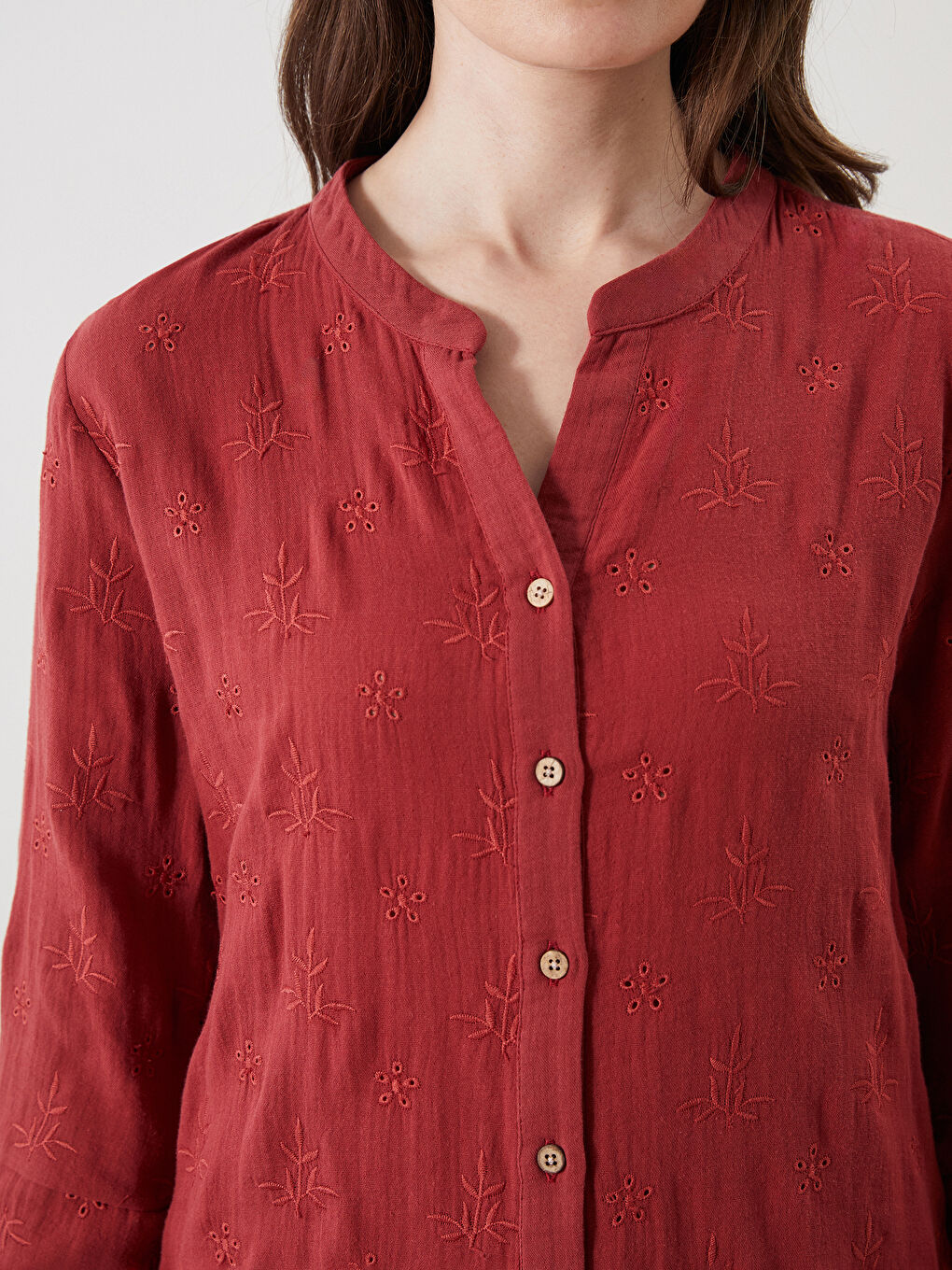 بلوزة نسائية بياقة فضفاضة وتطريز مخرم-2