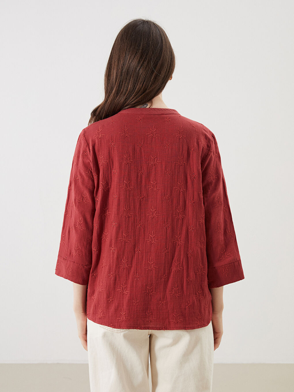 بلوزة نسائية بياقة فضفاضة وتطريز مخرم-3