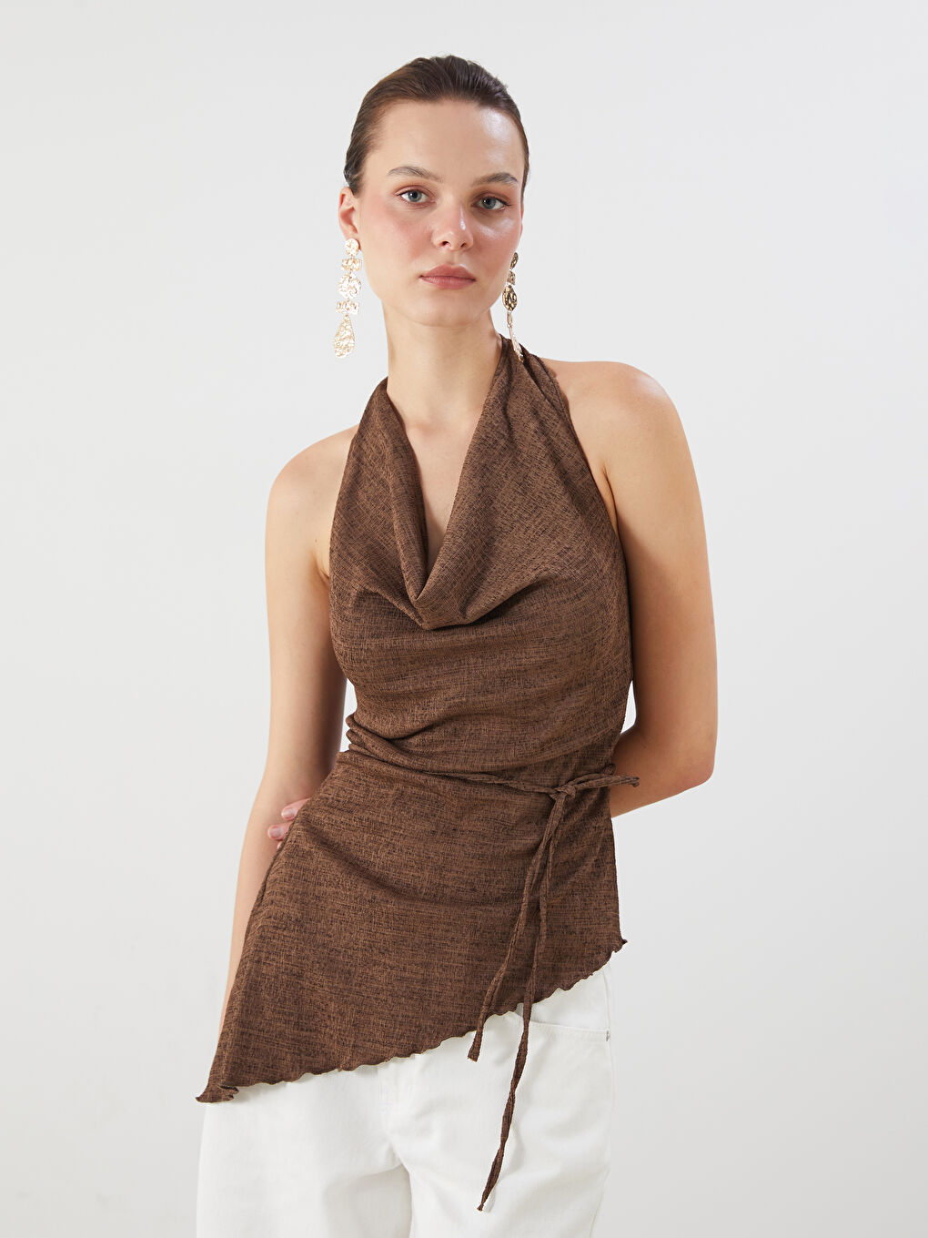 Kahverengi Halter Yaka Dokulu Sırtı Pencereli Bluz-2