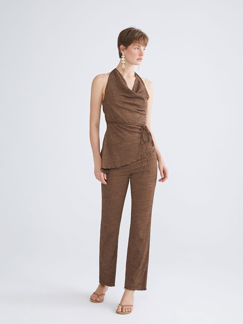 Kahverengi Halter Yaka Dokulu Sırtı Pencereli Bluz-3