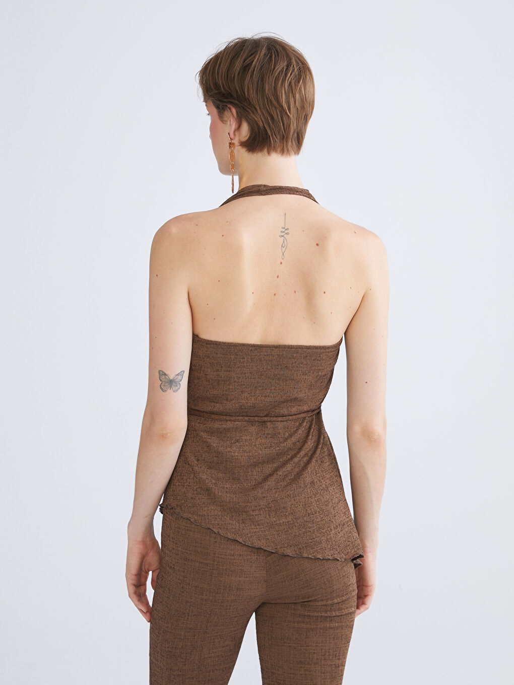 Kahverengi Halter Yaka Dokulu Sırtı Pencereli Bluz-7