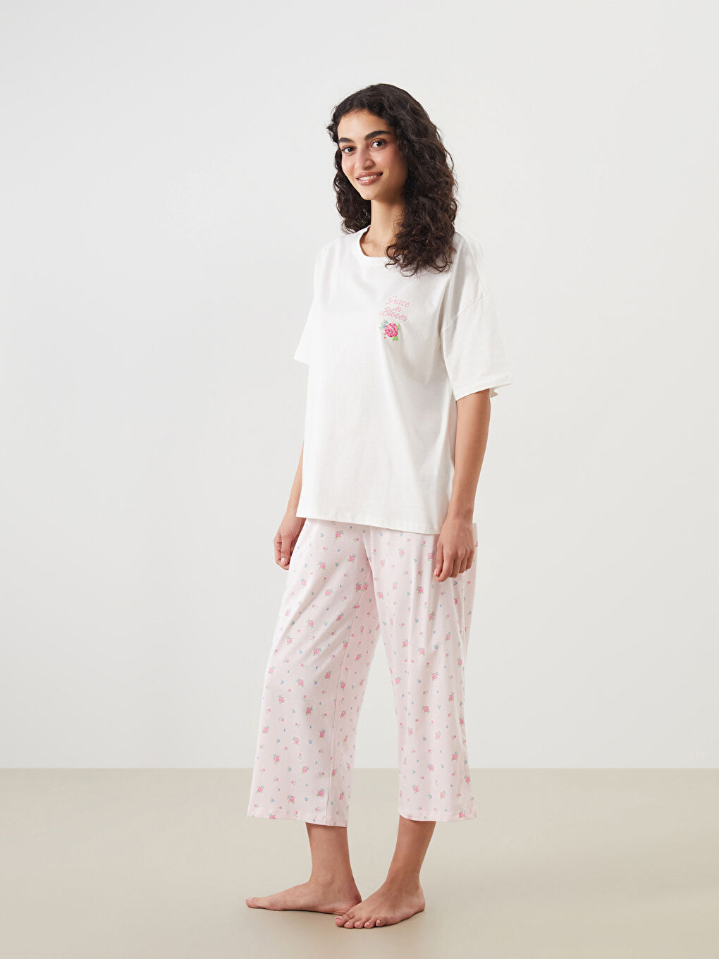 Crew Neck Floral Women's Capri Pyjamas Set -S5R373Z8-LT4