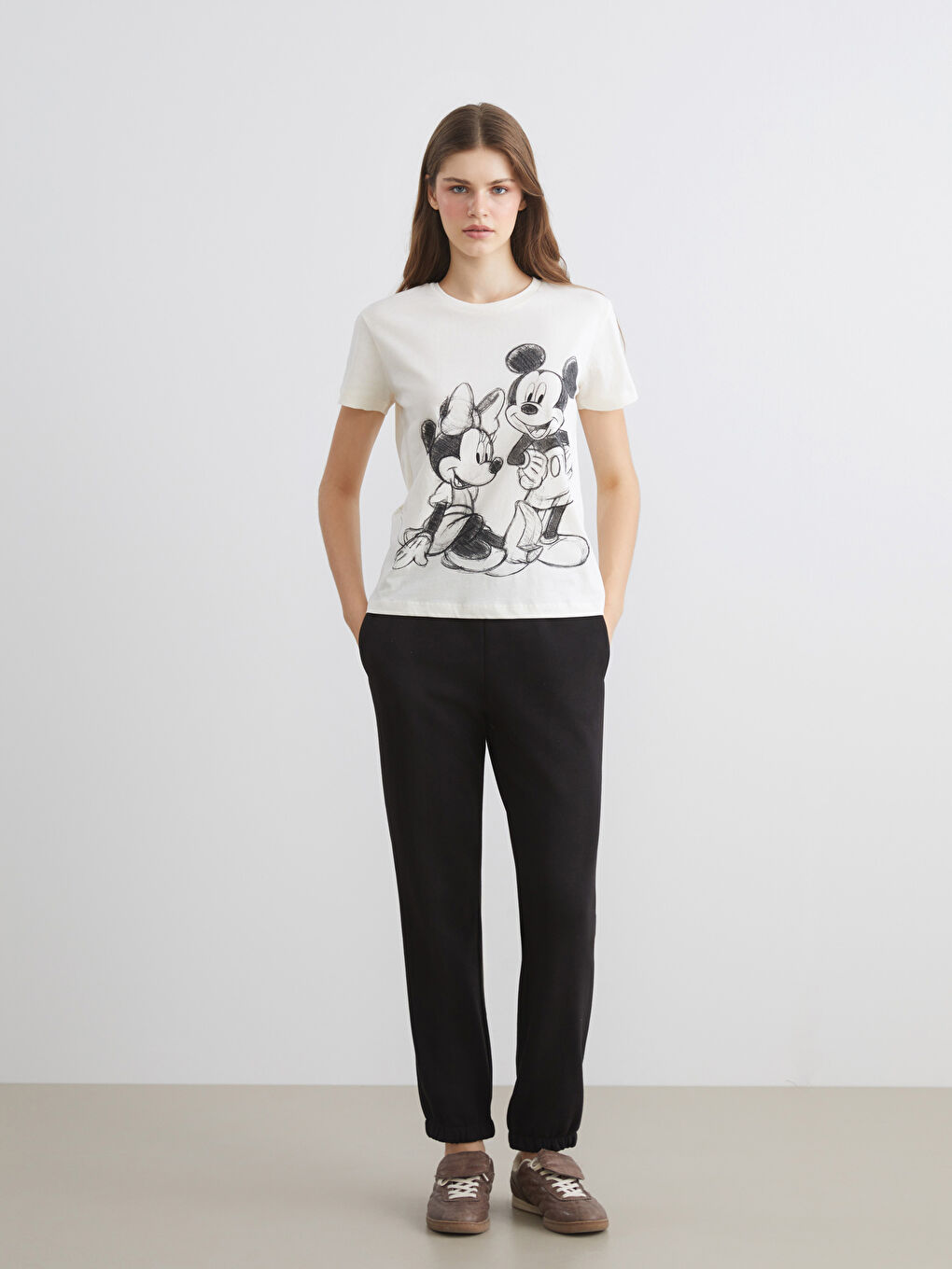 تي شيرت نسائي مرخص ميكي وميني ماوس بياقة دائرية-1