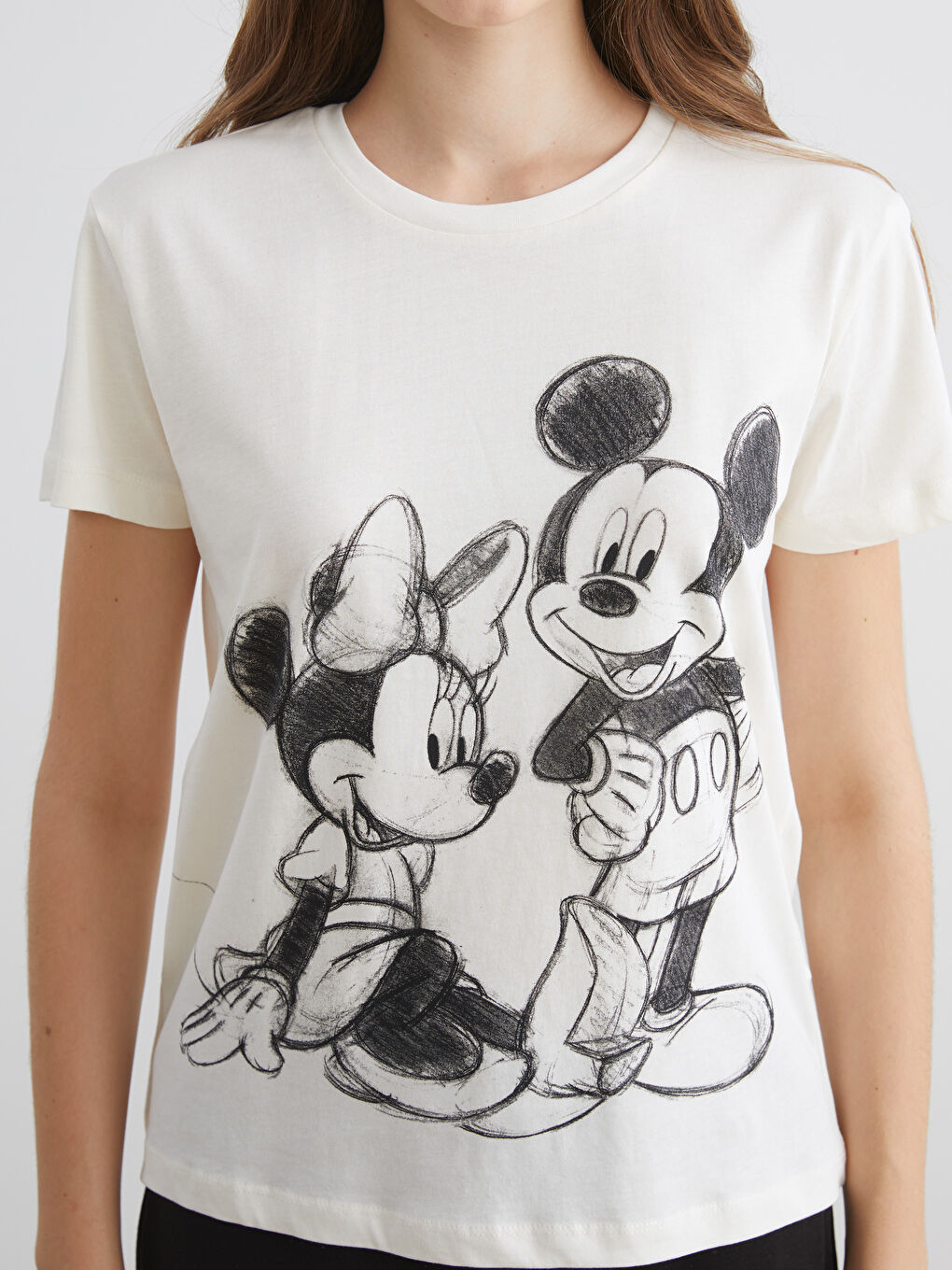 تي شيرت نسائي مرخص ميكي وميني ماوس بياقة دائرية-2
