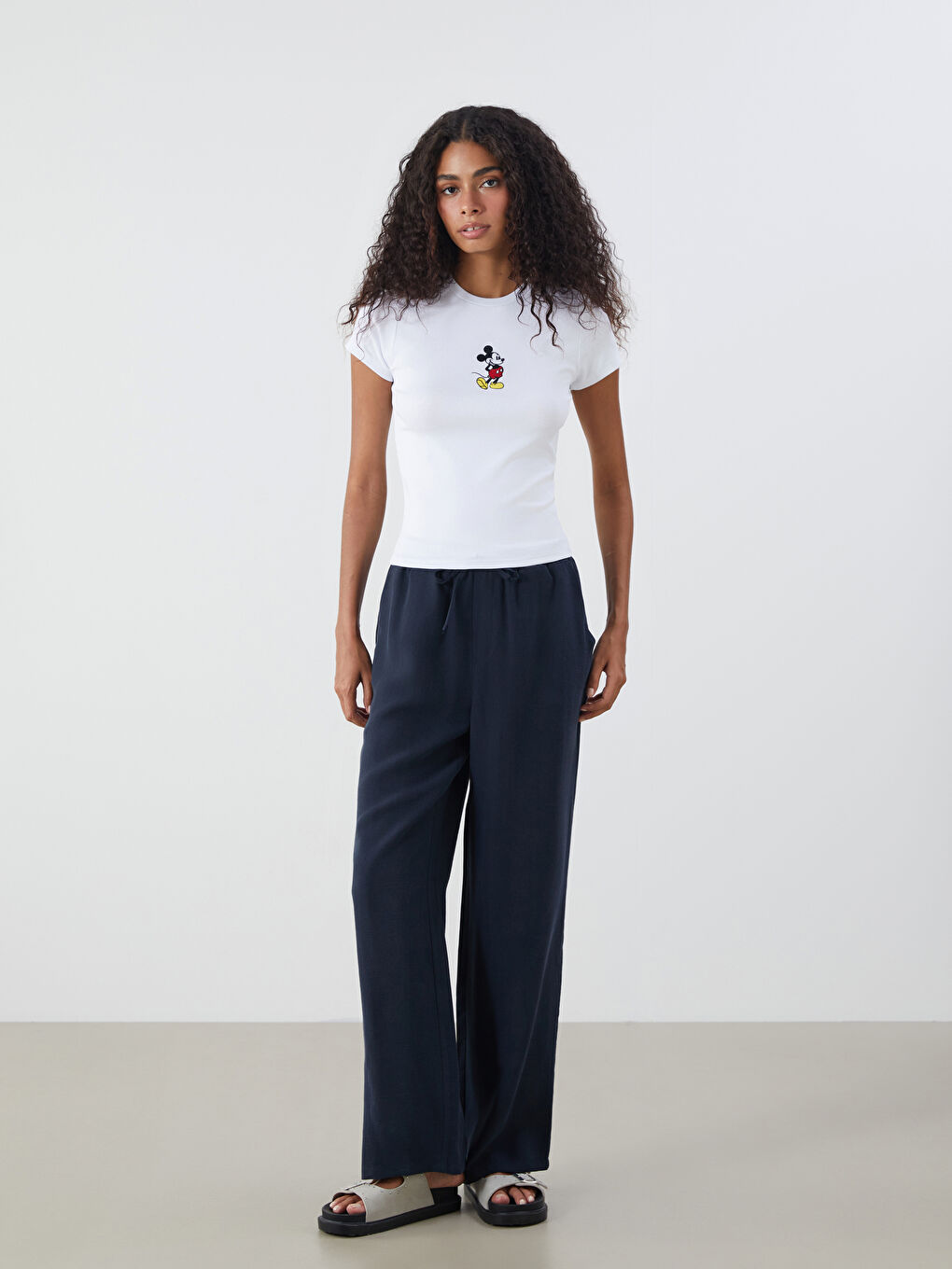 تي شيرت ياقة دائرية ميكي ماوس مطرز للسيدات-1