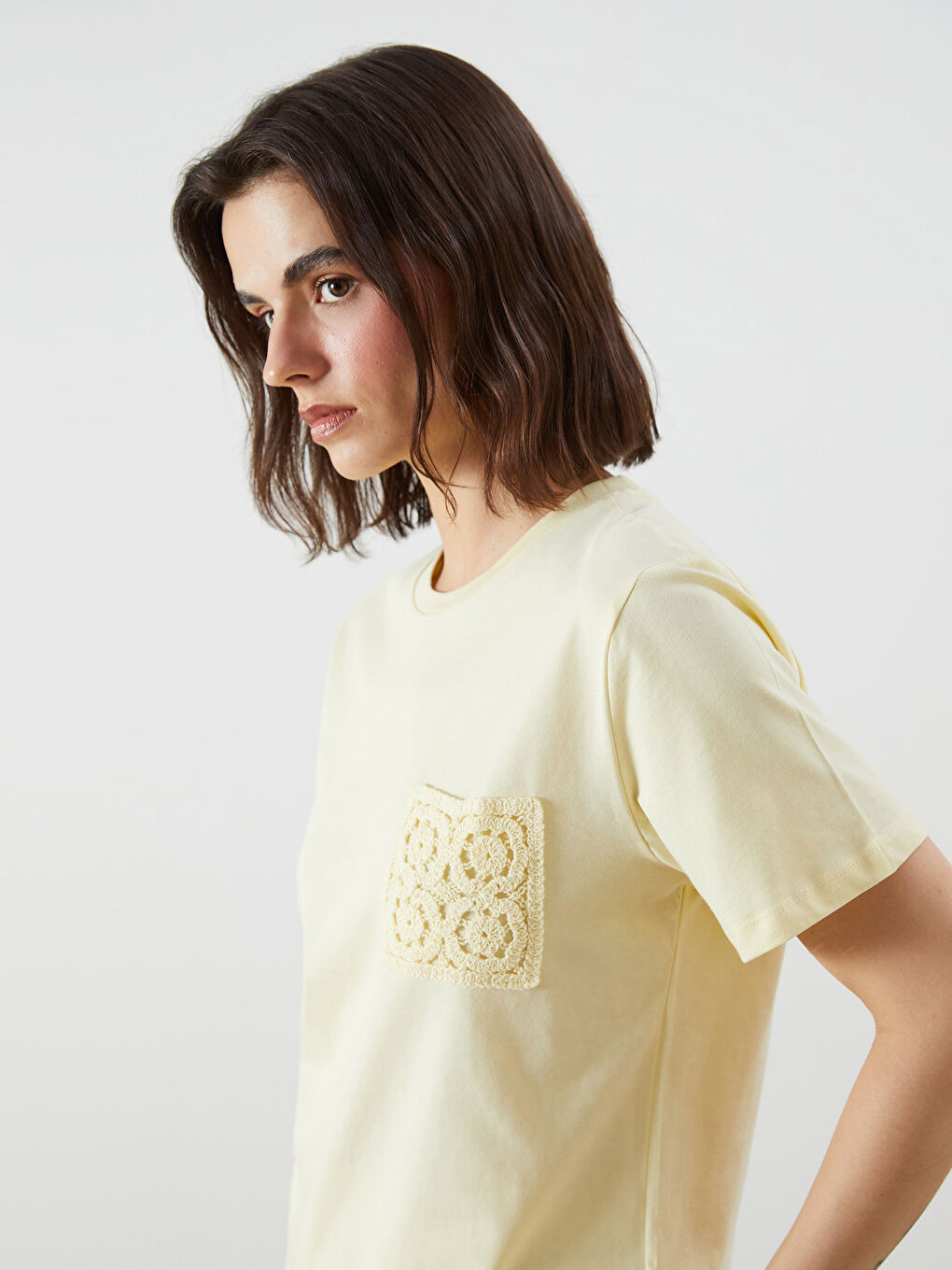 تي شيرت نسائي بياقة دائرية وجيب من الدانتيل